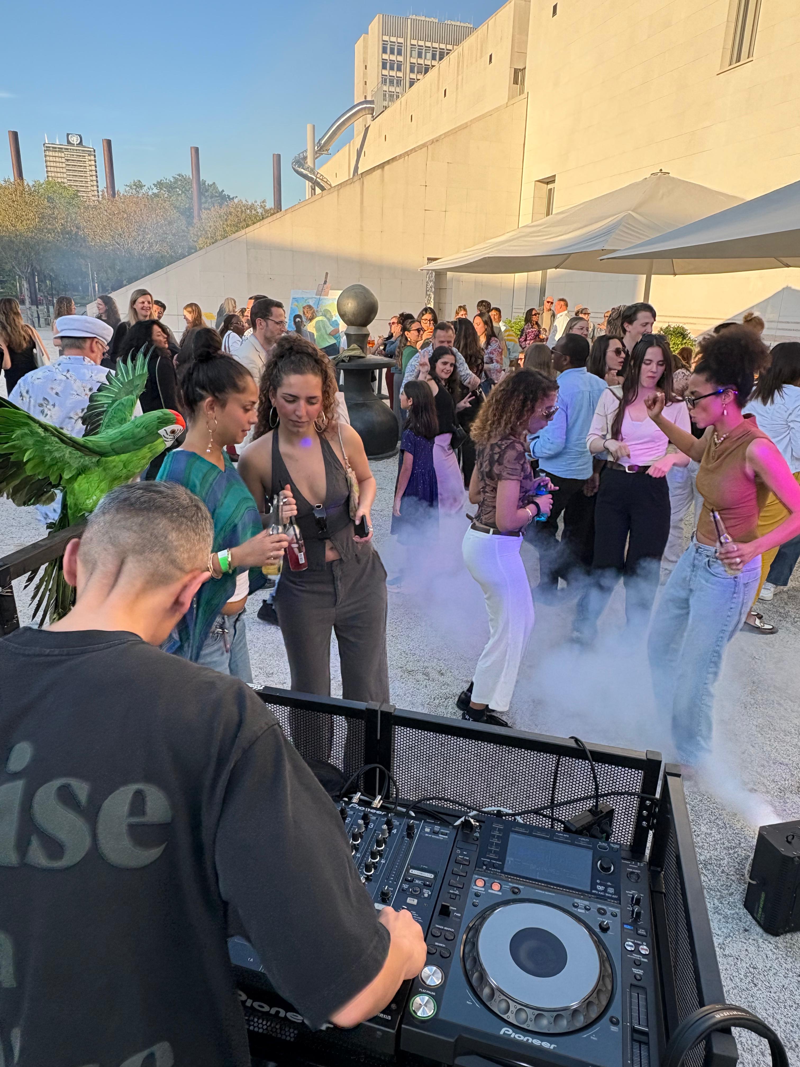 Grüner Papagei DJ & Dance